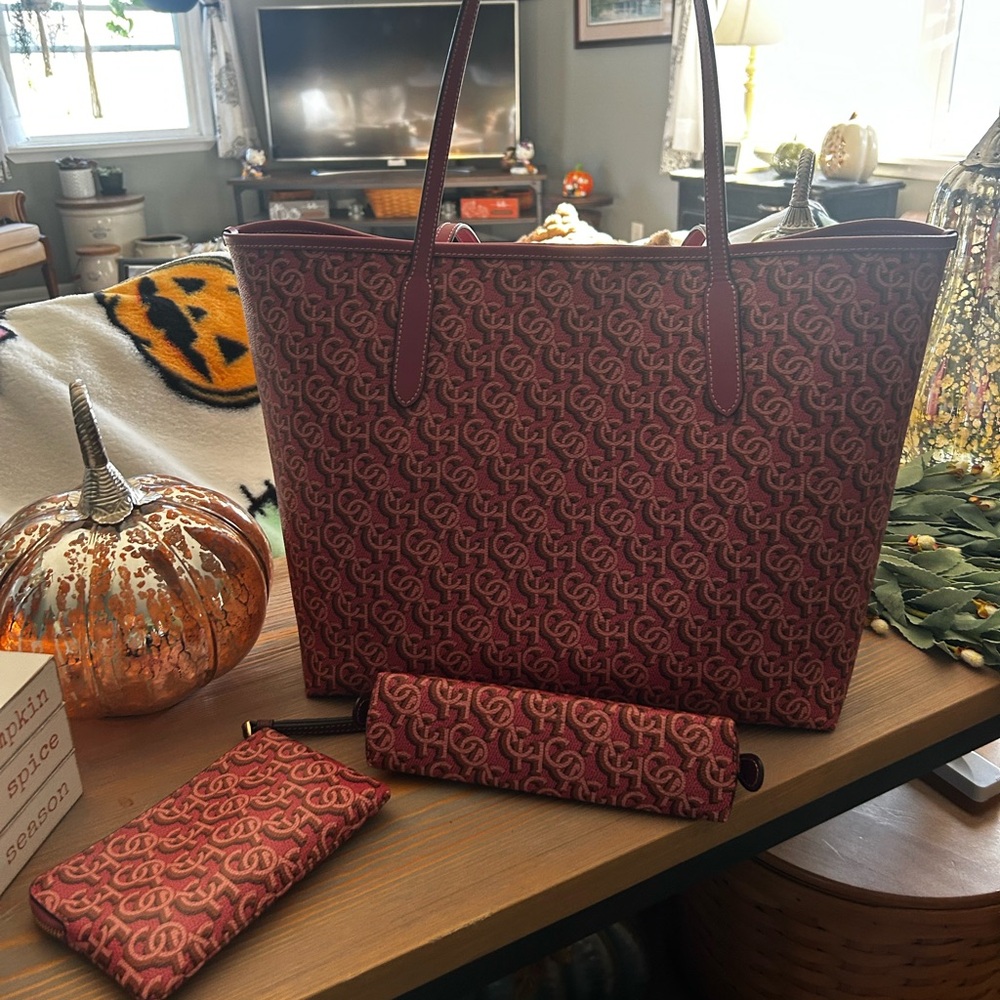 Coach City Tote in ECU with accessories
